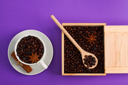 杯咖啡籽, 肉桂, 尼斯, 木盒和勺子, 咖啡在紫色的背景。我爱咖啡, 咖啡爱好者的概念。水平方向, 关闭