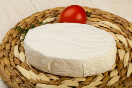 卡门培尔奶酪奶酪在木制的背景