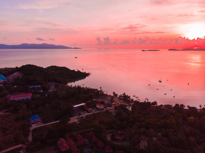 美丽的热带海滩和海与棕榈和其他树在苏梅岛岛泰国在日落时间度假和旅行鸟瞰