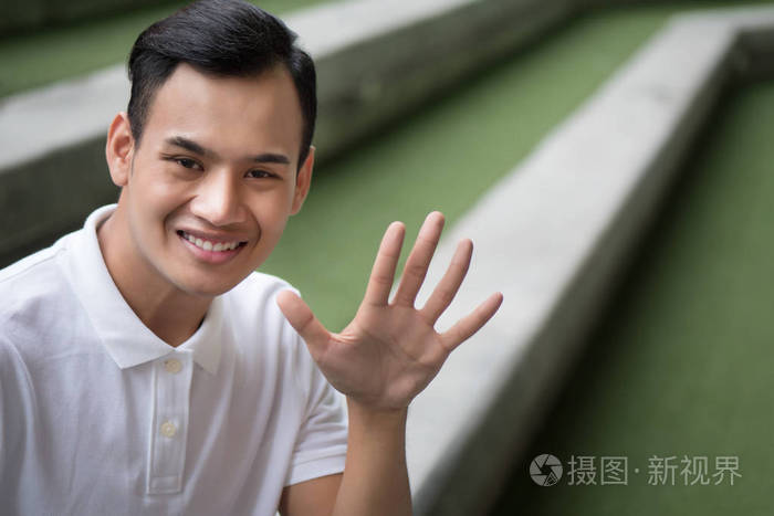 快乐的人指着五指手势;微笑友好的人指向5数字, 数字五手指手标志