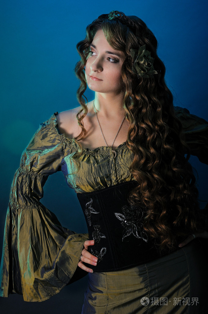 中世纪穿裙子的女孩