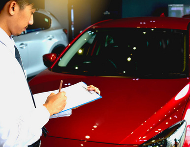 职业人推销员商务检查写在记事本或书, 纸与汽车模糊背景. 汽车汽车图像的运输