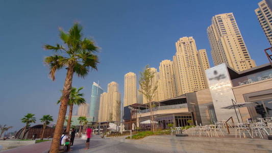 迪拜朱美拉海滩住宅全景与棕榈 timelapse 在日落时间