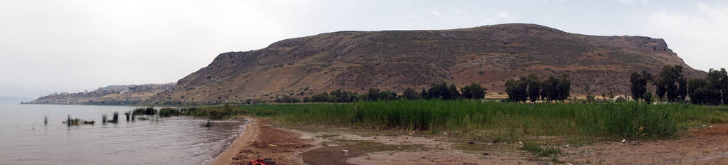 以色列加利利基内雷特湖附近的 Arbel 山