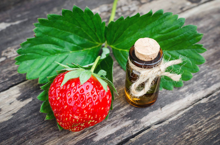 草莓浓缩汁在小棕瓶子里。芳香 疗法