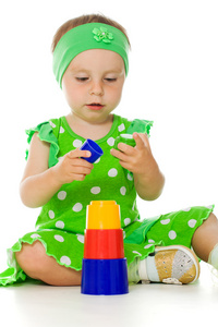 小女孩在玩玩具金字塔