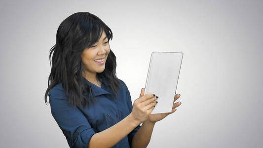 亚洲商务女士在白色背景下使用平板电脑聊天