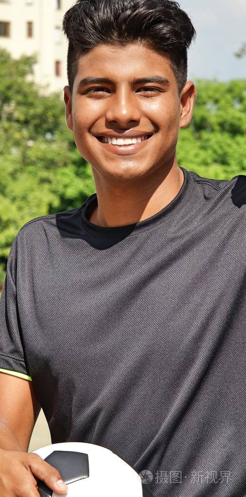 运动的男性足球运动员微笑