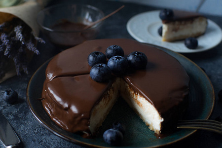 自制蓝莓芝士蛋糕, 巧克力顶和新鲜有机浆果
