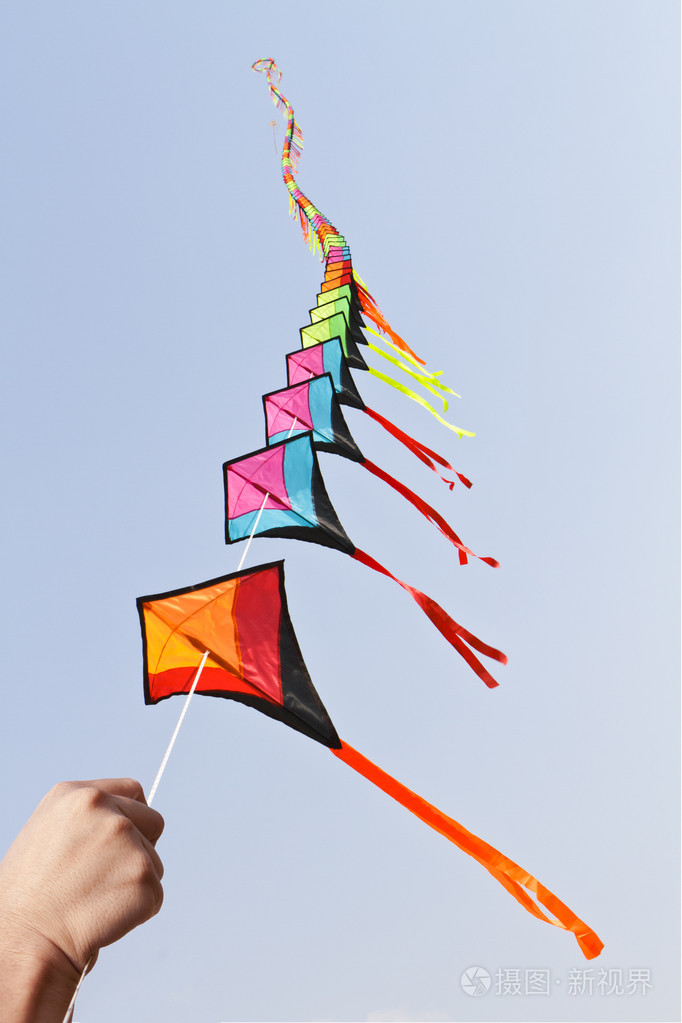 五颜六色的风筝在蓝蓝的天空上