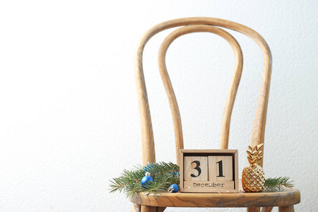 在椅子上的木块日历和节日装饰。圣诞节倒计时