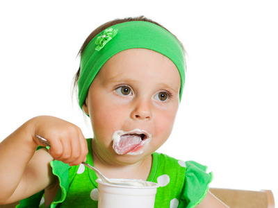 女孩吃用勺子乳品产品