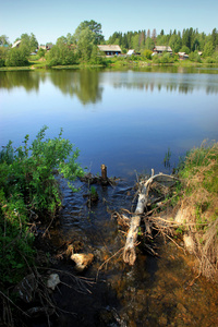 景观的一个旧池塘 小河和岸上村