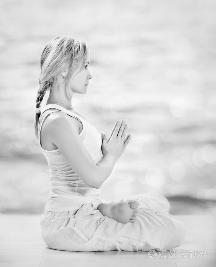 瑜伽冥想 padmasana 莲花造型美丽的年轻白人女子在白色的