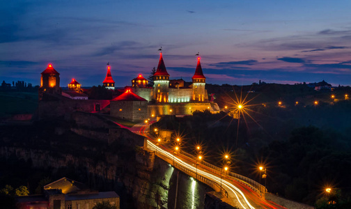 Kamianetspodilsky 堡垒在晚上。乌克兰 Kamianetspodilsky 夜景灯