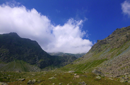 山上山谷全景