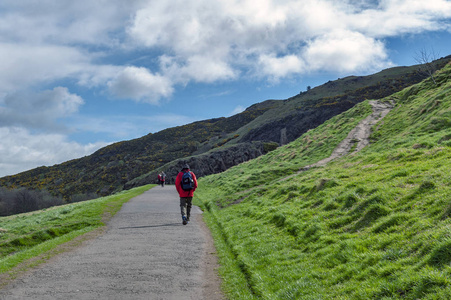 hillwalking 路线通过草坡由亚瑟位子, 最高点在爱丁堡位于 Holyrood 公园, 苏格兰, 英国