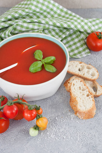 Schuessel自制番茄汤配新鲜的百丽