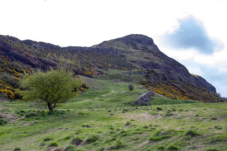 hillwalking 路线通过草坡由亚瑟位子, 最高点在爱丁堡位于 Holyrood 公园, 苏格兰, 英国