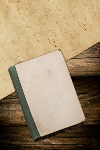 岁的书和木制背景上的空白纸张图片