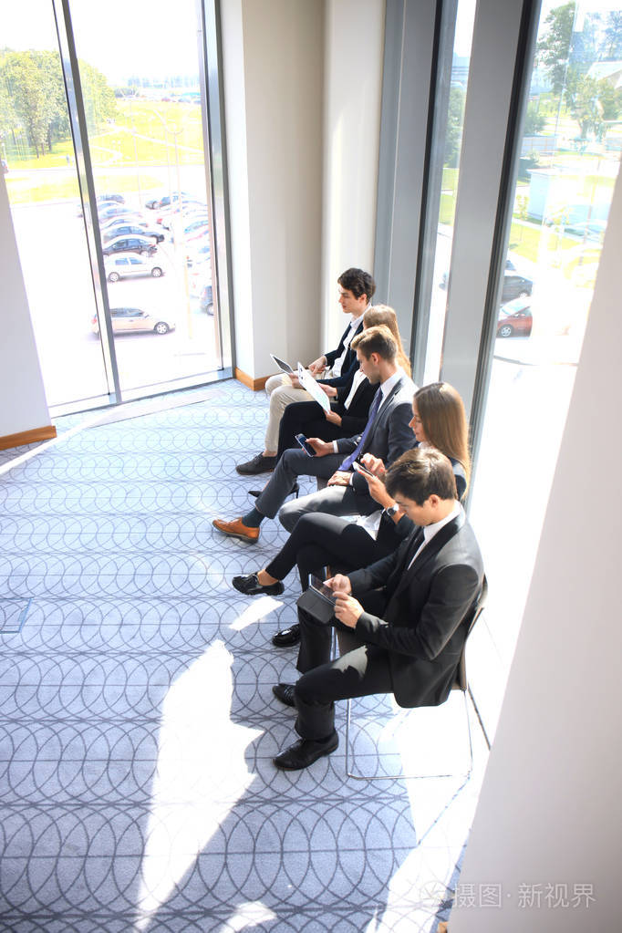 等待面试的商务人士