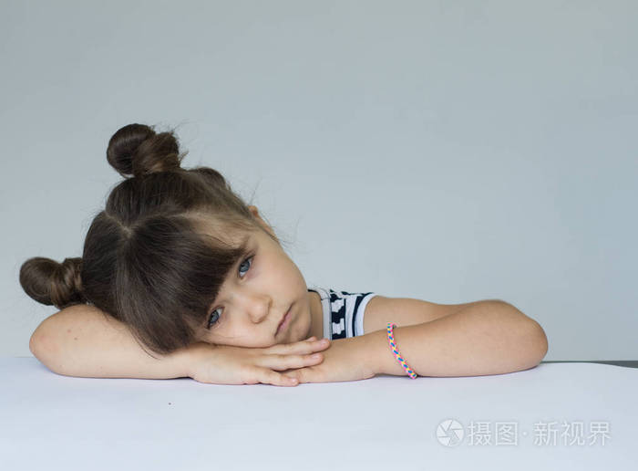 悲伤和不幸的孩子.女孩的肖像