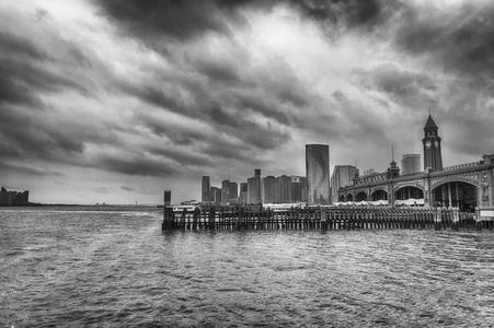 奥博肯码头下风暴般的天空, 纽约, 乌萨
