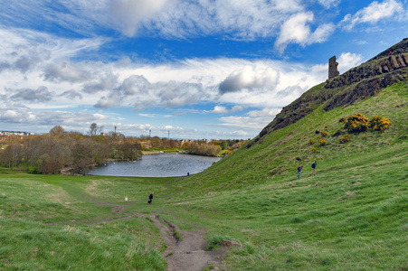 hillwalking 路线通过草坡由亚瑟位子, 最高点在爱丁堡位于 Holyrood 公园, 苏格兰, 英国