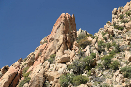 亚利桑那州南部一座山上的岩石形成, 深蓝色的天空