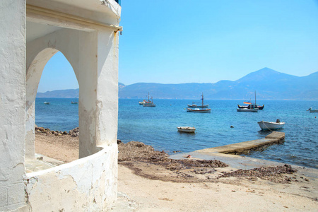 美丽的风景钓鱼船在 Agean 海从克利马村庄在希腊的米洛