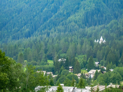 阿尔卑斯山全景。Gressoney 山谷位于意大利北部的奥斯塔山谷。它的标志是赖氨酸河, 其来源是蒙罗莎冰川