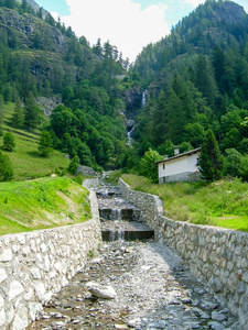 Littel 河在阿尔卑斯山。Gressoney 山谷位于意大利北部的奥斯塔山谷。它的标志是赖氨酸河, 其来源是蒙罗莎冰川