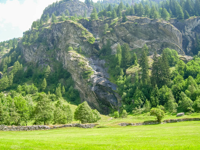 阿尔卑斯山全景。Gressoney 山谷位于意大利北部的奥斯塔山谷。它的标志是赖氨酸河, 其来源是蒙罗莎冰川