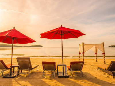 热带海滩上的雨伞和椅子, 用于旅行和度假