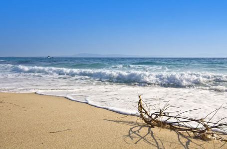 在希腊地中海海岸的阳光海滩