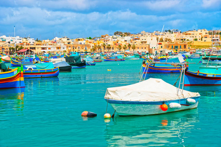 luzzu 在地中海湾的 marsaxlokk 港口路堤上的五颜六色的小船, 马耳他
