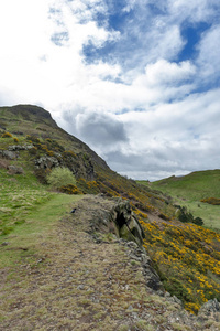 hillwalking 路线通过草坡由亚瑟位子, 最高点在爱丁堡位于 Holyrood 公园, 苏格兰, 英国