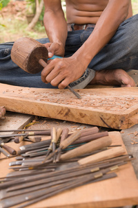 传统工匠雕刻木