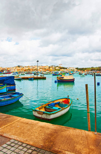 Luzzu 五颜六色的小船, Marsaxlokk 口岸在地中海海湾, 马耳他海岛