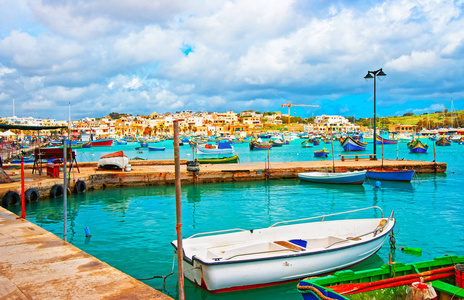 Luzzu 五颜六色的小船在 Marsaxlokk 口岸在地中海, 马耳他海岛