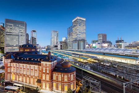 东京火车站和东京高层建筑在黄昏时分