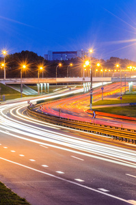 在公路交汇处的夜间交通灯径。夜城市风景