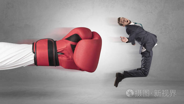 商人从一只巨大的手里得到一击