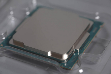 在灰色背景下的包装盒中处理单元 Cpu 处理器芯片