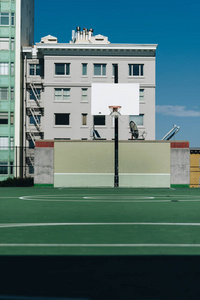 在篮球比赛中, 篮球场是打面, 由一个长方形的地板和篮子在任何一端