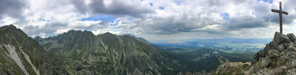 徒步旅行在 Tatra 国家公园斯洛伐克, 波兰。Landscpes 和全景与山范围