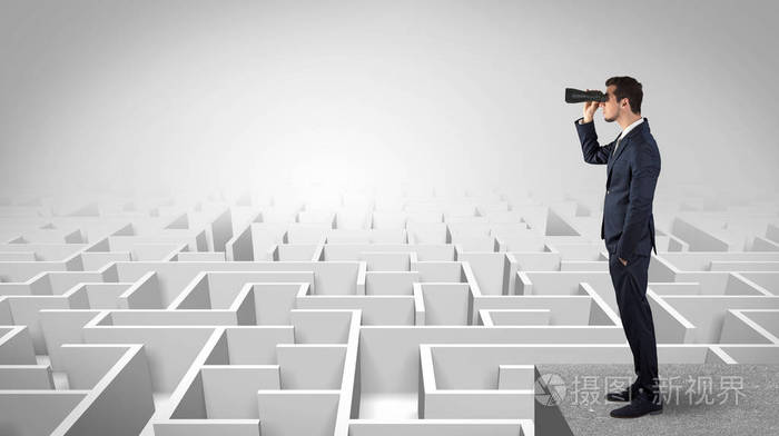 用双筒望远镜站在迷宫顶部的人