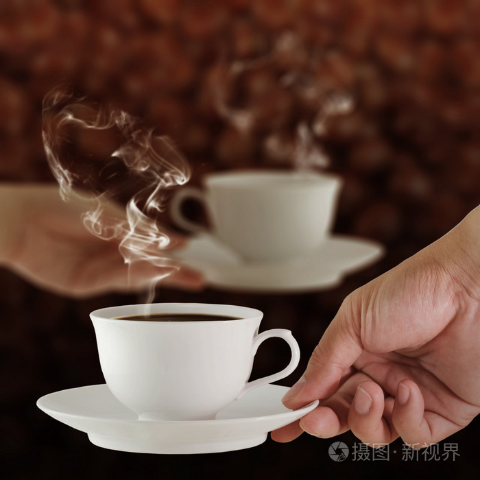 男性和女性的手,爱和咖啡