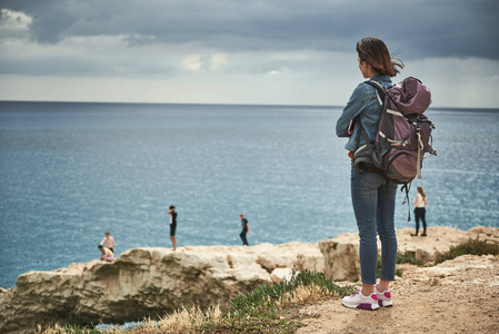 宁静的女性游客观赏海景