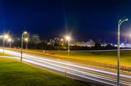 在公路交汇处的夜间交通灯径。夜城市风景